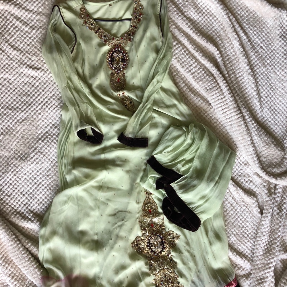 Salwar kameez (traditional Pakistani/Indian dress)